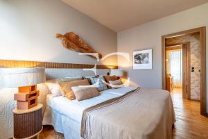 1 dormitorio con 1 cama blanca grande con baño en Easy Clés-Villa Côte des Basques parking AC, en Biarritz