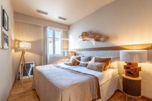 1 dormitorio con 1 cama grande y 1 lámpara en Easy Clés-Villa Côte des Basques parking AC, en Biarritz