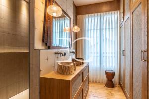 Baño con 2 lavabos y espejo en Easy Clés-Villa Côte des Basques parking AC, en Biarritz