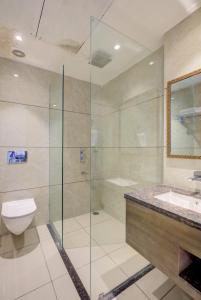 een badkamer met een toilet, een wastafel en een douche bij LUXE RESORTS - CENTRALLY HEATED AIR CONDITIONED HOTEL in THE HEART OF KASAULI in Kasauli