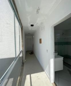 einen Flur eines Badezimmers mit WC darin in der Unterkunft Espaço Rose Costa in Niterói
