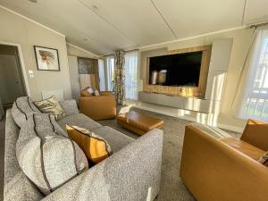 salon z kanapą i telewizorem w obiekcie Stunning Lodge With Decking Nearby Hunstanton Beach, Sleeps 6 Ref 23215k w mieście Hunstanton