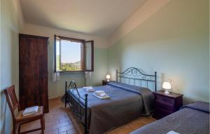 um quarto com 2 camas e uma janela em Valguerriera 4 - Casale em Apecchio