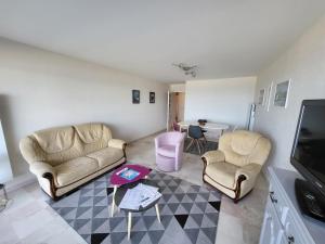 sala de estar con 2 sillas y mesa en Appartement Les Sables-d'Olonne, 3 pièces, 4 personnes - FR-1-92-880, en Les Sables-dʼOlonne