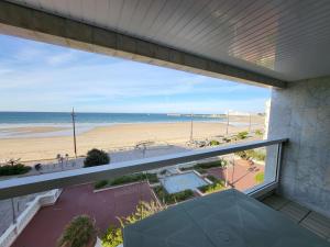 desde el balcón de un edificio con vistas a la playa en Appartement Les Sables-d'Olonne, 3 pièces, 4 personnes - FR-1-92-880, en Les Sables-dʼOlonne