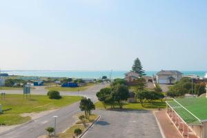 Blick auf eine Straße mit Bäumen und einer Straße in der Unterkunft Alwil Ocean View Villas - Unit 5 in Struisbaai