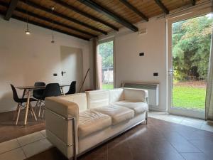 a living room with a couch and a table at Residence Villa Masi in Ferrara