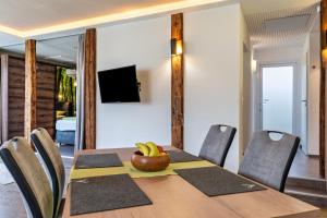 TV a/nebo společenská místnost v ubytování Azuria Schwarzwald Loft