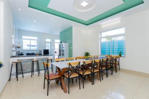 頭頓的住宿－Villa Vũng Tàu - An Thảo Home's，一间带桌椅的用餐室