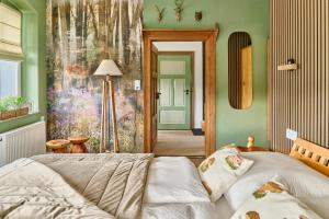 a bedroom with green walls and a bed in a room at Neidorf Inn in Neudorf