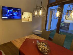TV a/nebo společenská místnost v ubytování Azuria Schwarzwald Loft