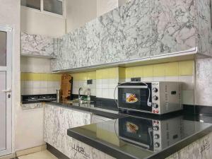 Kuchyň nebo kuchyňský kout v ubytování Velasquez Appart Hotel 4