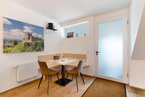 een eetkamer met een tafel en stoelen en een raam bij Wolf's Apartment Rheintal in Renchen