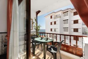 een balkon met een tafel en stoelen en uitzicht op de oceaan bij Apartamento el descanso in Candelaria