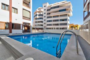 een zwembad voor een gebouw bij Apartamento el descanso in Candelaria