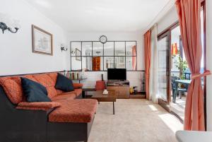 een woonkamer met een bank en een tv bij Apartamento el descanso in Candelaria