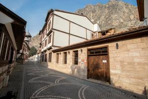 an empty street with a building with a door at EMİN EFENDİ KONAKLARI in Amasya