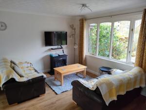uma sala de estar com dois sofás e uma mesa em 55, Hengar Manor Estate em Saint Tudy