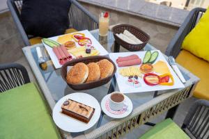 Una mesa con dos platos de comida y una taza de café. en Sun City Hotel, en El Cairo