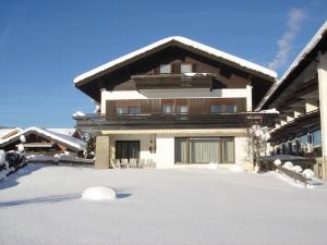 uma casa com neve em frente em Chalet Alpenstern em Oberstdorf
