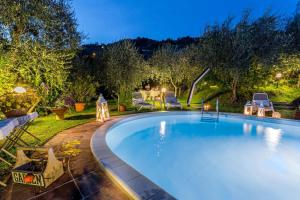 una piscina en el patio trasero de una casa en Romantic farmhouse villa Pallina to sleep 5 guests, en Aquilea
