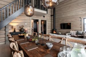 comedor con mesa de madera y sillas en Villa Hjelmbacken, en Idre