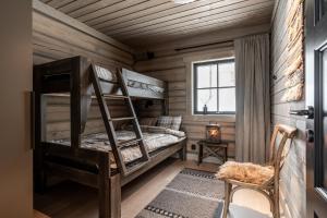 a bedroom with two bunk beds in a cabin at Villa Hjelmbacken in Idre