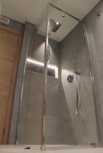 eine Dusche mit Glastür im Bad in der Unterkunft Chalet Girasole in Livigno