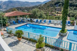 Bazén v ubytování Athina Villas nebo v jeho okolí