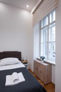 プラハにあるDlážděná Apartmentsのベッドルーム(ベッド1台、窓付)