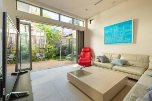 ein Wohnzimmer mit Sofa und Tisch in der Unterkunft Okusawa Private House in Tokio