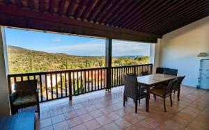 Un balcón o terraza de Les Restanques Cabrière 3123 vue mer 3 chambres