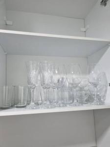 a bunch of glasses sitting on a shelf at Excelente Flat beira-mar in Cabedelo