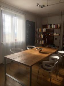 a table and chairs in a room with a book shelf at Casa Paslawski in Corciano