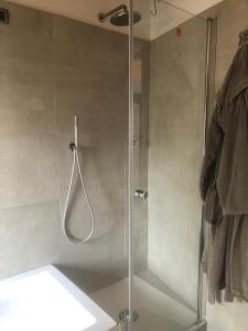 a shower with a glass door in a bathroom at Casa Paslawski in Corciano