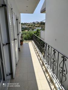 - Balcón de un edificio con vistas a la ciudad en Το σπίτι της Ειρήνης κοντά στην Κνωσσό en Áno Fortétsa