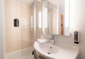 Koupelna v ubytování B&B HOTEL Limoges 2 + 22 fotografií