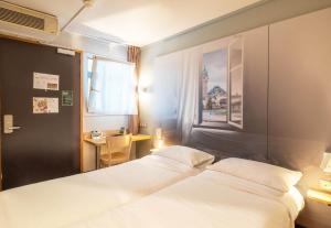 Postel nebo postele na pokoji v ubytování B&B HOTEL Limoges 2