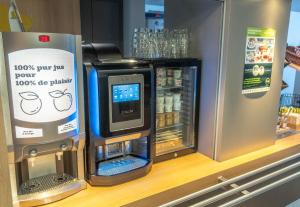 une machine à atm sur un comptoir en magasin dans l'établissement B&B HOTEL Limoges 2, à Limoges