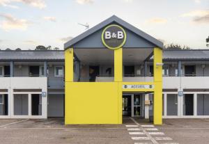 un bâtiment avec un panneau bbb à l'avant dans l'établissement B&B HOTEL Limoges 2, à Limoges