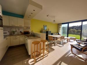 a kitchen and dining room with a table and chairs at Studio Zeedijk Koksijde in Koksijde