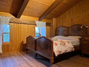 una camera con un letto in una cabina di legno di Appartamento immerso nella natura, silenzio e riservatezza a 550 m di quota a Langhirano
