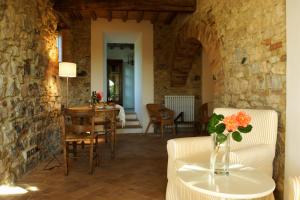 een woonkamer met een tafel met een vaas met bloemen bij Casarciccia in Todi