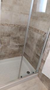 une douche avec une porte vitrée dans une salle de bain dans l'établissement Casa Vacanze STELLA MARINA, à Torre San Giovanni 57 autres photos