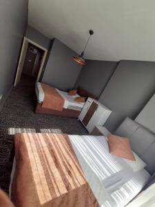 um pequeno quarto com duas camas e um candeeiro em LYSUİT em Kırac