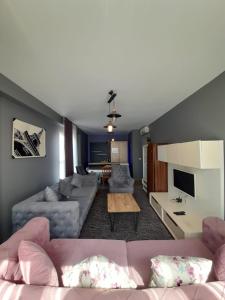 uma sala de estar com dois sofás e uma mesa em LYSUİT em Kırac