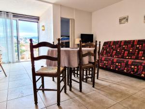 a dining room with a table and chairs and a bed at Studio Banyuls-sur-Mer, 1 pièce, 4 personnes - FR-1-309-277 in Banyuls-sur-Mer