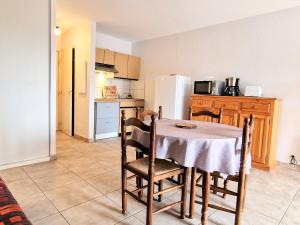 a kitchen with a table and chairs in a room at Studio Banyuls-sur-Mer, 1 pièce, 4 personnes - FR-1-309-277 in Banyuls-sur-Mer