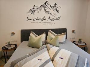 1 dormitorio con 1 cama con montañas en la pared en Ferienwohnung Sturm Pitztal, en Enzenstall