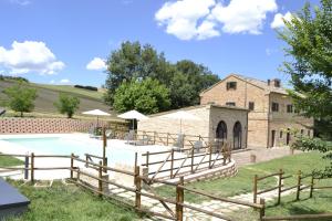 Bazén v ubytování Agriturismo Forestale Luti nebo v jeho okolí